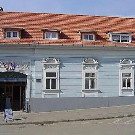 Varkapu Panzio 3* إغير