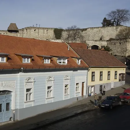 Várkapu Panzió Bed and breakfast